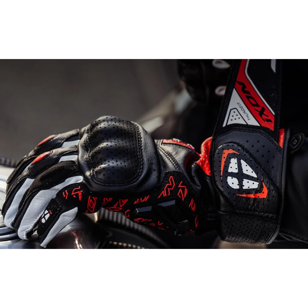 Manusi barbati Racing vara piele Ixon model Thunder Air MS culoare: negru/rosu/alb - degete tactile - Negru/rosu/alb , S (7/8) Manusi barbati Racing vara piele Ixon model Thunder Air MS culoare: negru/rosu/alb - degete tactile - Negru/rosu/alb , S (7/8)